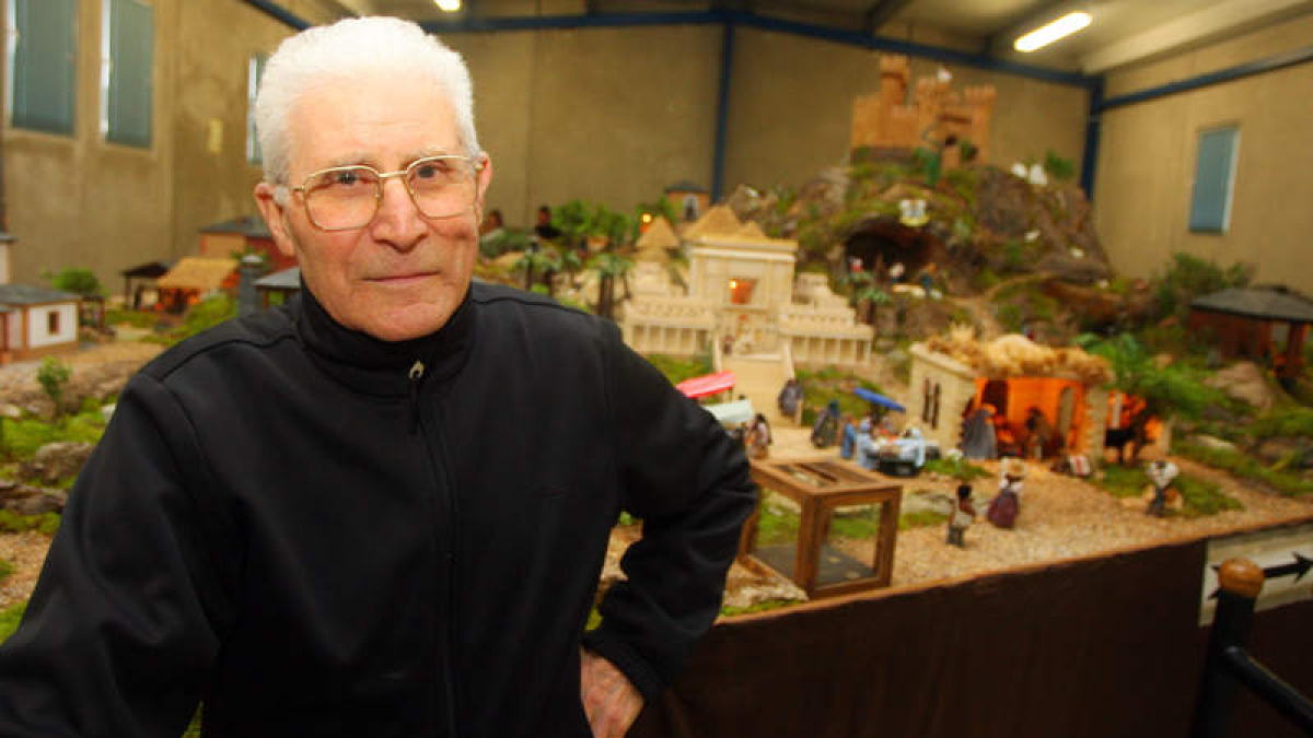 José Fernández, en una foto de archivo, con su Belén en Cabañas Raras. ICAL