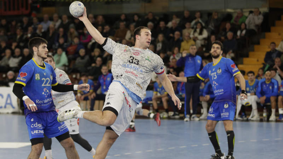 El Ademar disputará hoy su último partido preparatorio antes del reinicio de la Liga. FERNANDO OTERO