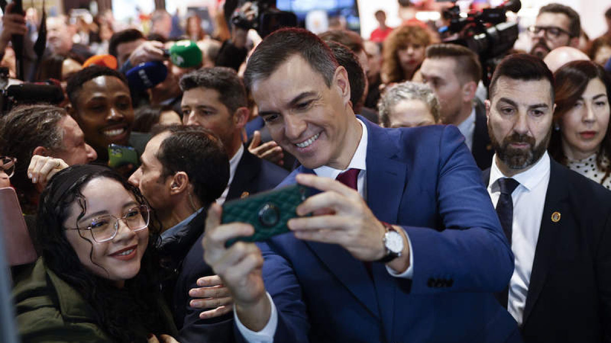 El presidente del Gobierno, Pedro Sánchez, ayer en Barajas. RODRIGO JIMÉNEZ