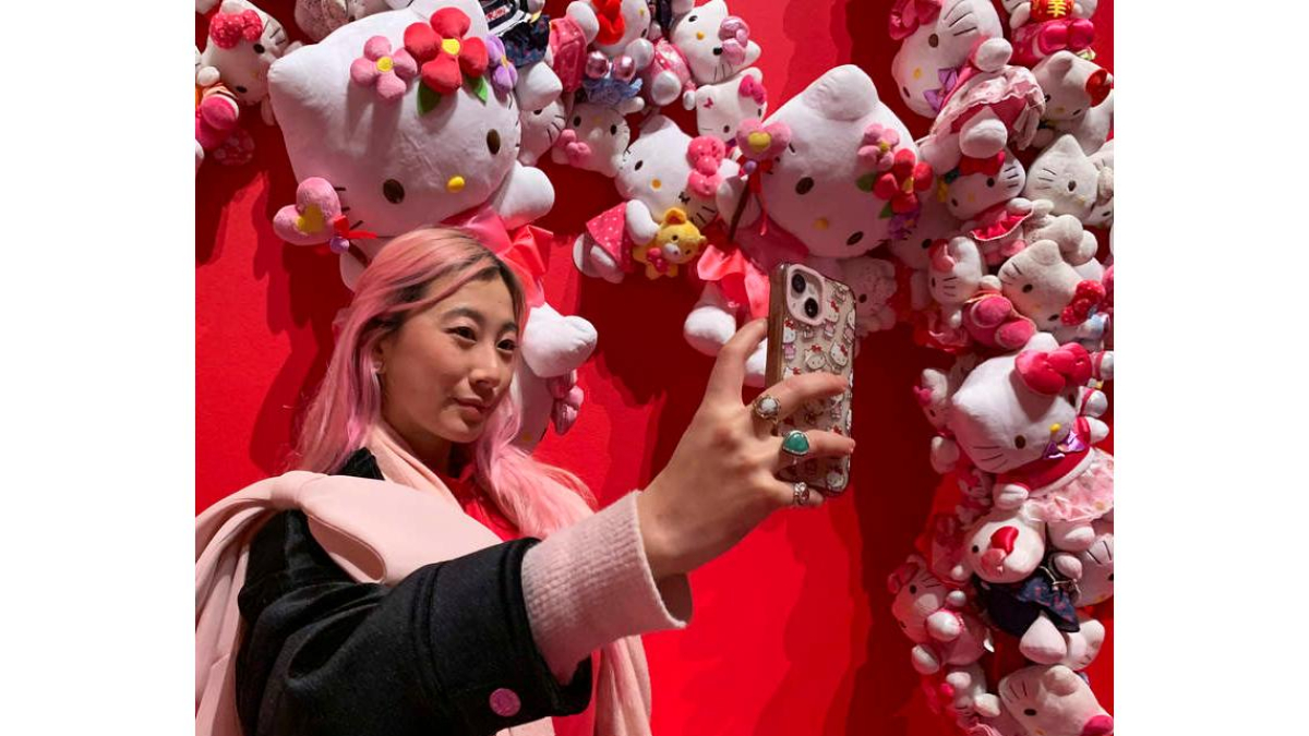 Una joven se hace un selfie en la exposición con la Hello Kitty de protagonista. JUDITH MORA