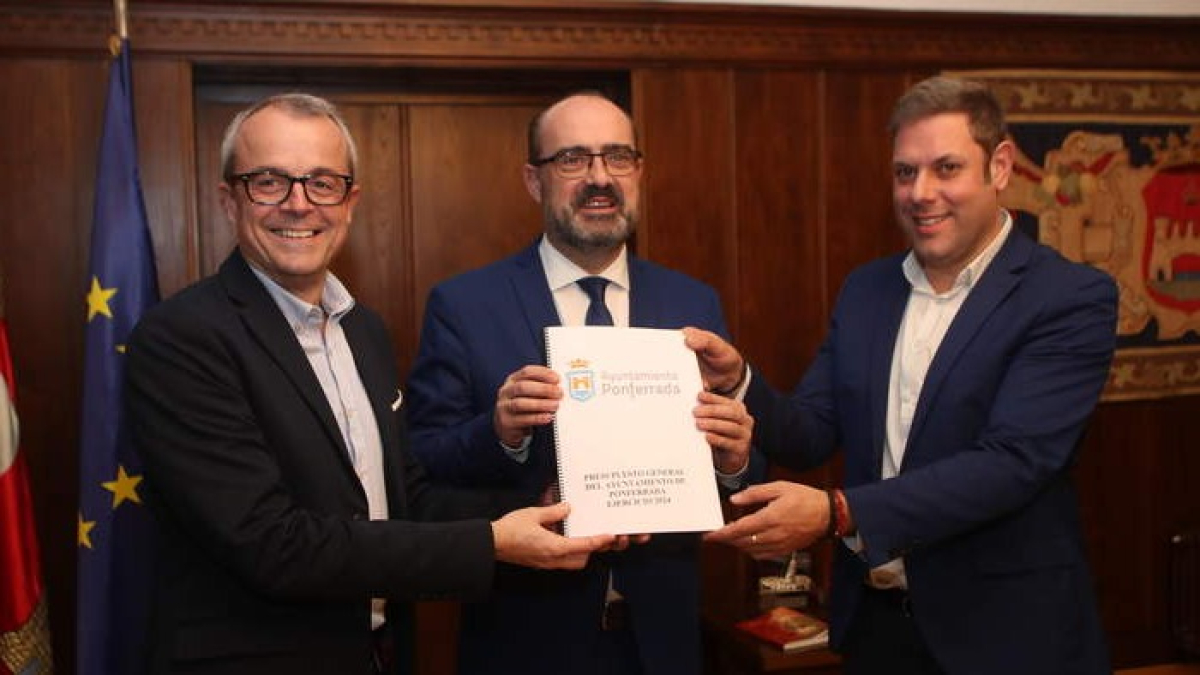 El concejal de Hacienda, Luis Antonio Moreno, el alcalde, Marco Morala, y el teniente de alcalde de CB, Iván Alonso. L. DE LA MATA