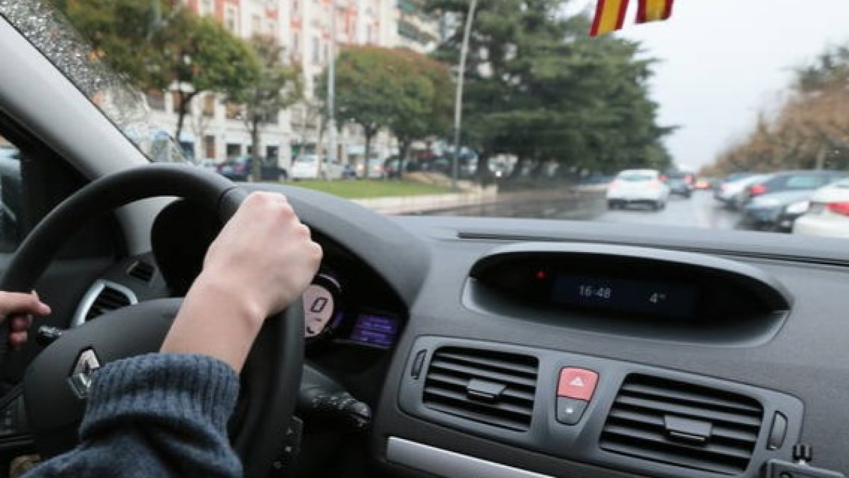 Una persona al volante de su coche. RAMIRO