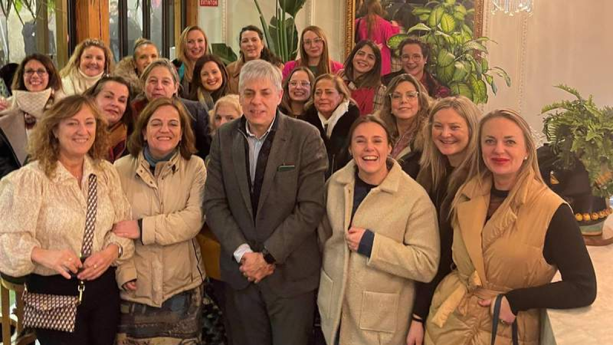 Diego, en el centro, junto a las emprendedoras del CEL. DL