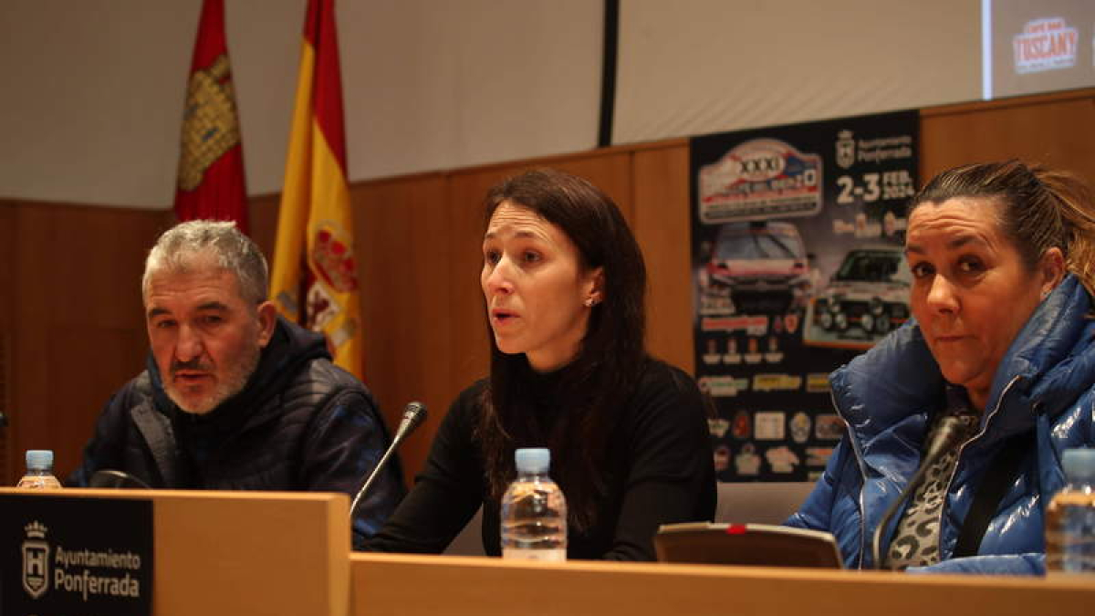 Los responsables del Team Repauto y la concejala de Deportes, durante la presentación. ANA F. BARREDO