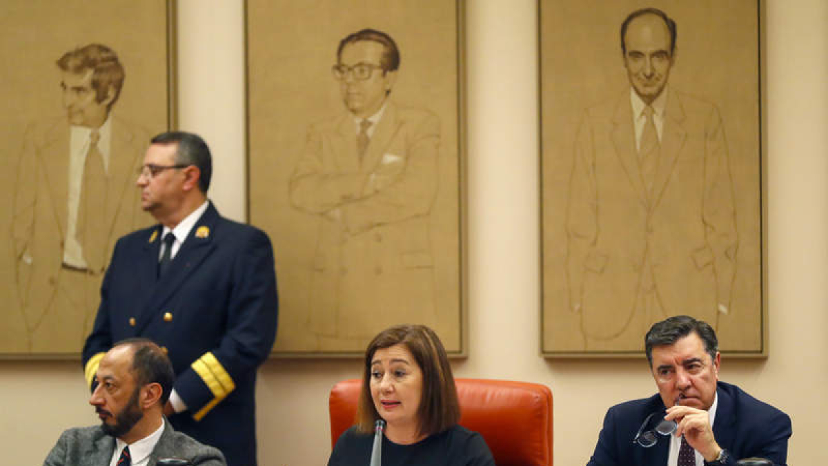 La presidenta y vicepresidentes del Congreso durante la reunión de la Diputación Permanente. J.P. GANDUL