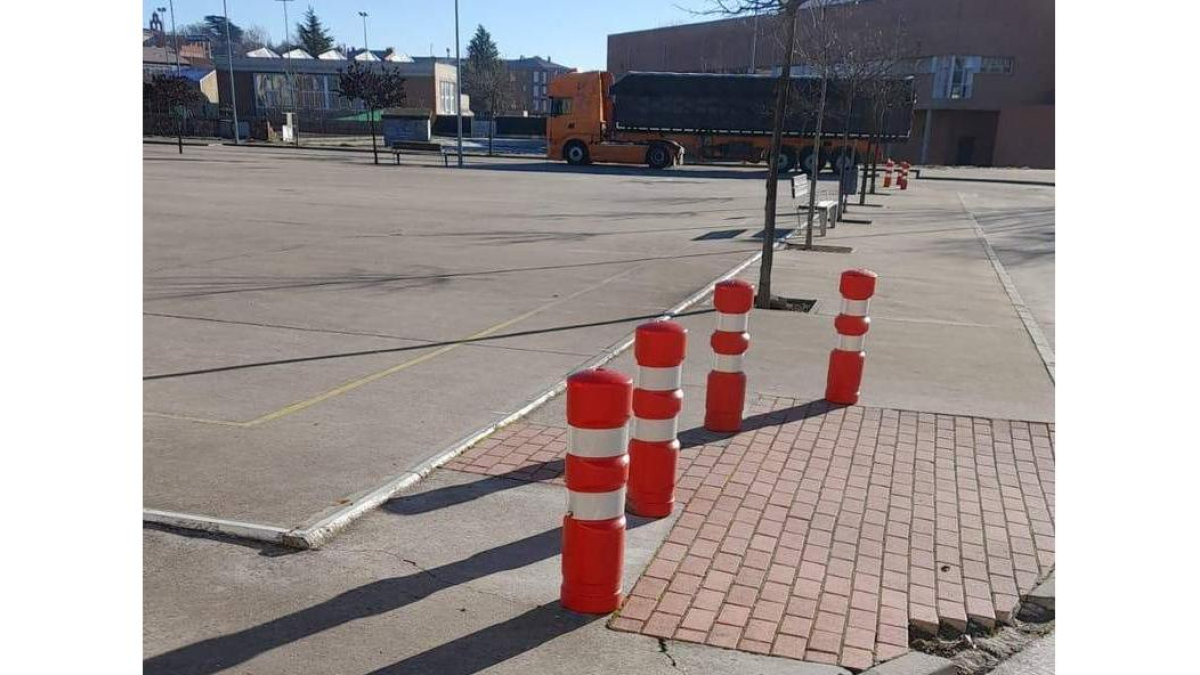 Nuevos bolardos en el aparcamiento. DL