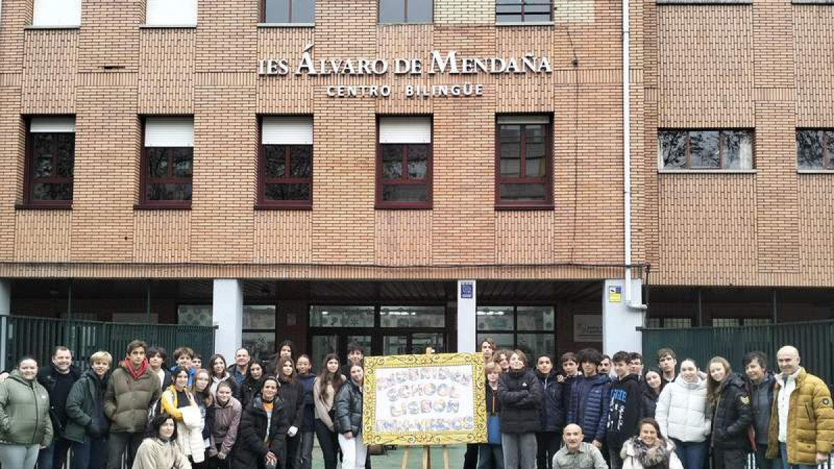 Foto de familia de los participantes frente al instituto. DL