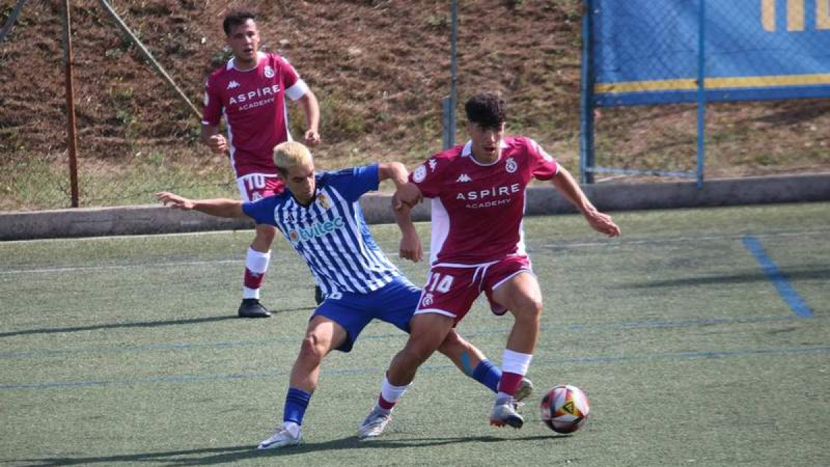 El filial blanco goleó al berciano en el partido inaugural de la temporada en su feudo de Compostilla. DL