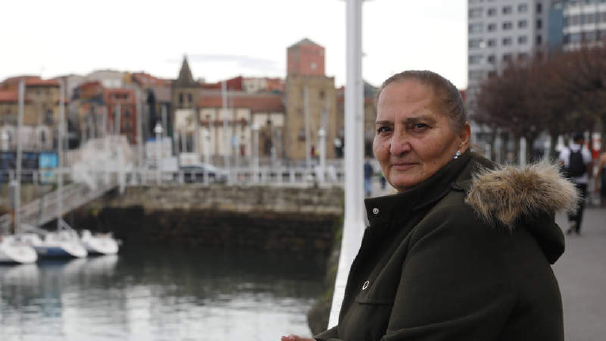 Adela Gabarri, en la playa de Gijón en una foto realizada el 11 de diciembre de 2023. MARCOS LEÓN/LA NUEVA ESPAÑA