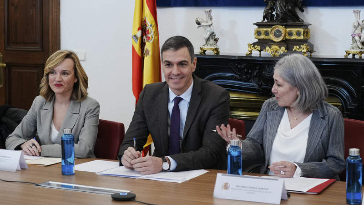 Pilar Alegría, Pedro Sánchez y la presidenta del Consejo Escolar, Encarna Cuenca. BORJA SÁNCHEZ-TRILLO