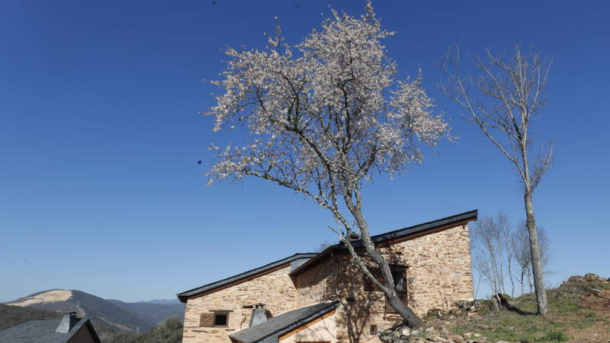 El pueblo restaurado de Peón de Arriba. L. DE LA MATA