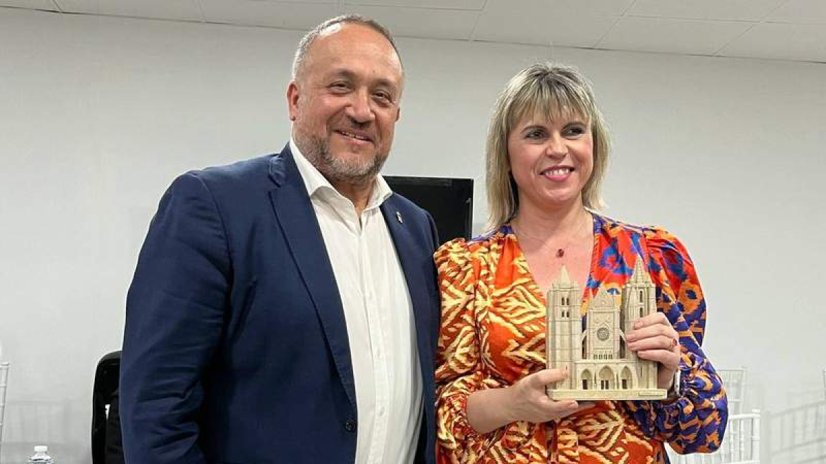 Gerardo Álvarez Courel, presidente de la Diputación de León, junto a Isabel María Garduño Carmona, alcaldesa de Segura de León. DL