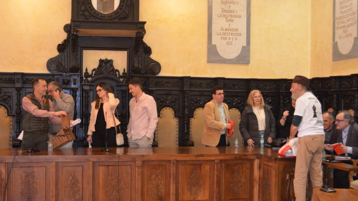 Julián García, con la papelera marrón regalada al finalizar el pleno por Ángel Núñez ‘Curro’. MEDINA