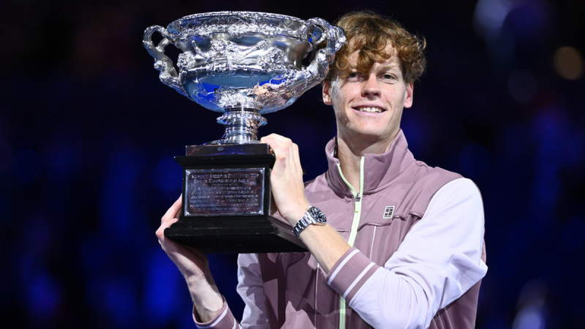 Sinner levanta el trofeo que le acredita como campeón del Abierto de Australia 2024. CARRETT