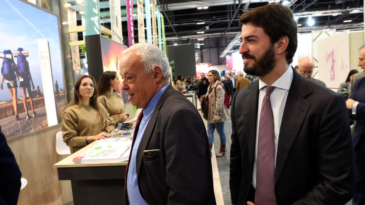 El consejero de Cultura, Turismo y Deporte, ayer en Fitur con el vicepresidente García-Gallardo. BENITO ORDÓÑEZ