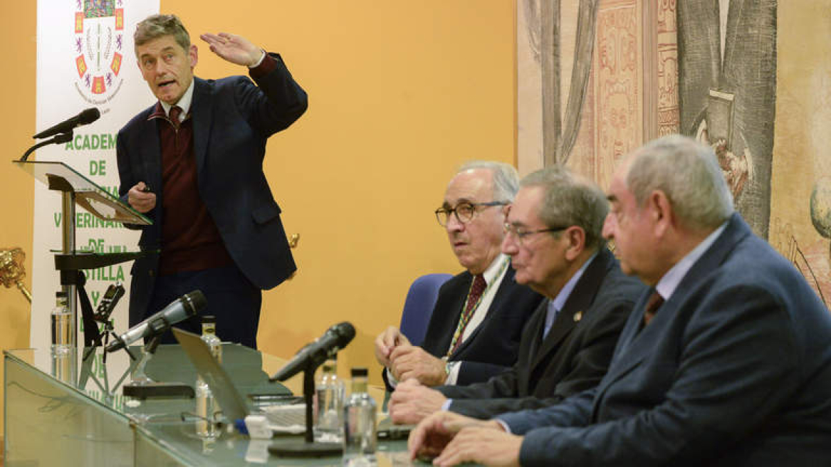 Eiros, durante la conferencia ayer en León. MARÍA FUENTES