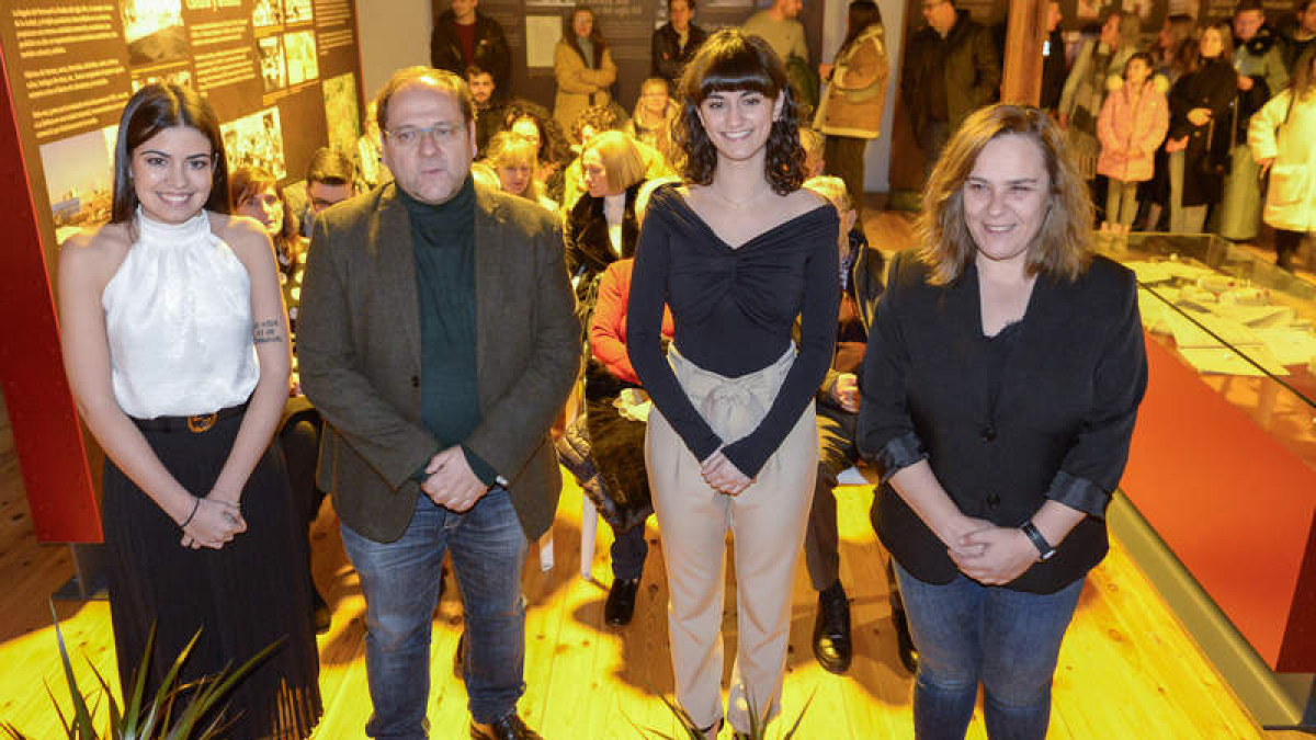 Imagen de la presentación de la Musa del Carnaval de La Bañeza 2024, Marta Carro, segunda por la derecha. MARÍA FUENTES