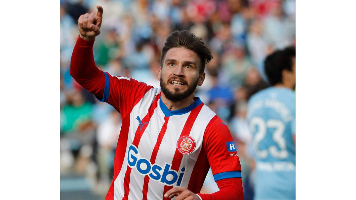 El delantero del Girona Portu celebra su gol ante el Celta de Vigo que les coloca líderes. SALVADOR SAS
