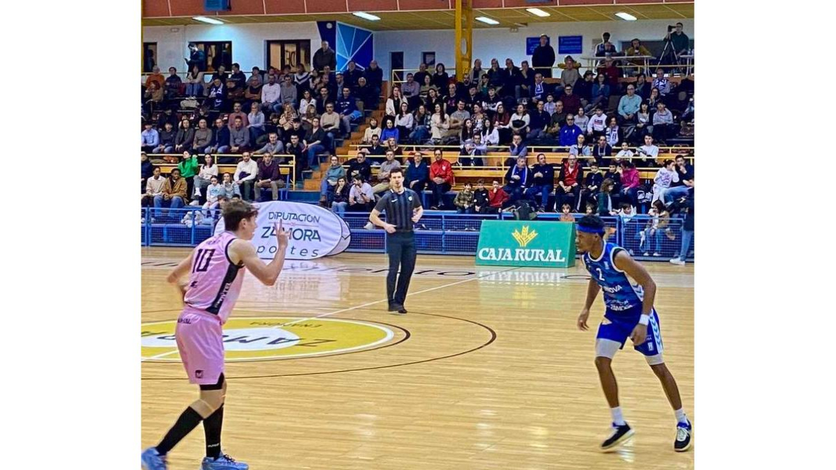 El Zamora frenó al Clínica Ponferrada. CLÍNICA PONFERRADA