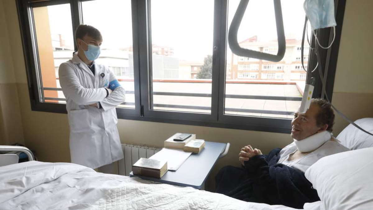 Miguel Aller Martín-Gaitero conversa con un paciente ingresado en San Juan de Dios este martes. RAMIRO
