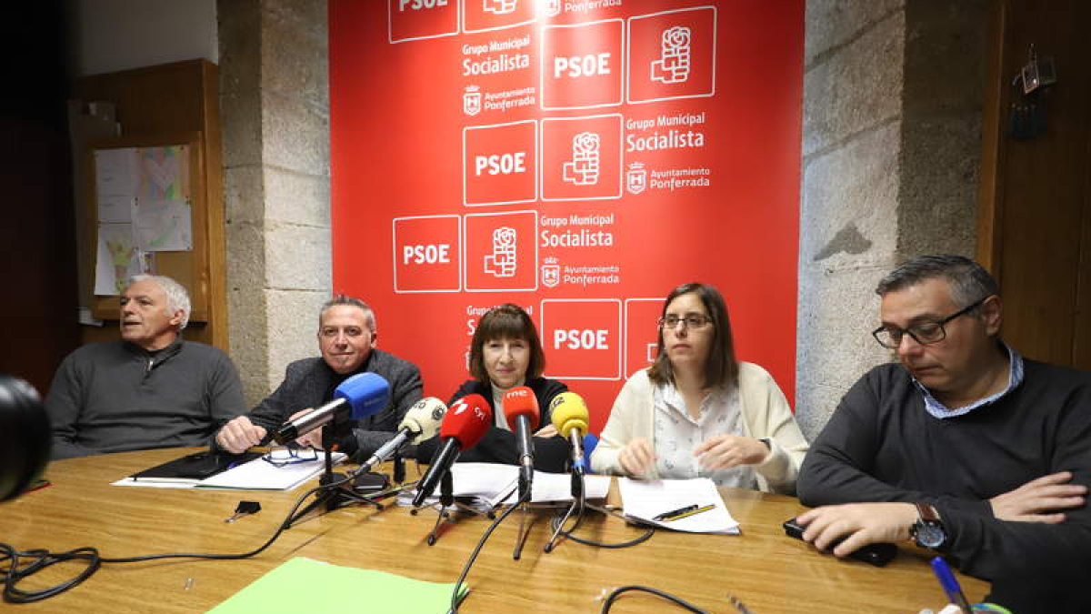 Concejales del PSOE de Ponferrada en la rueda de prensa ofrecida en la pasada jornada. ANA F. BARREDO