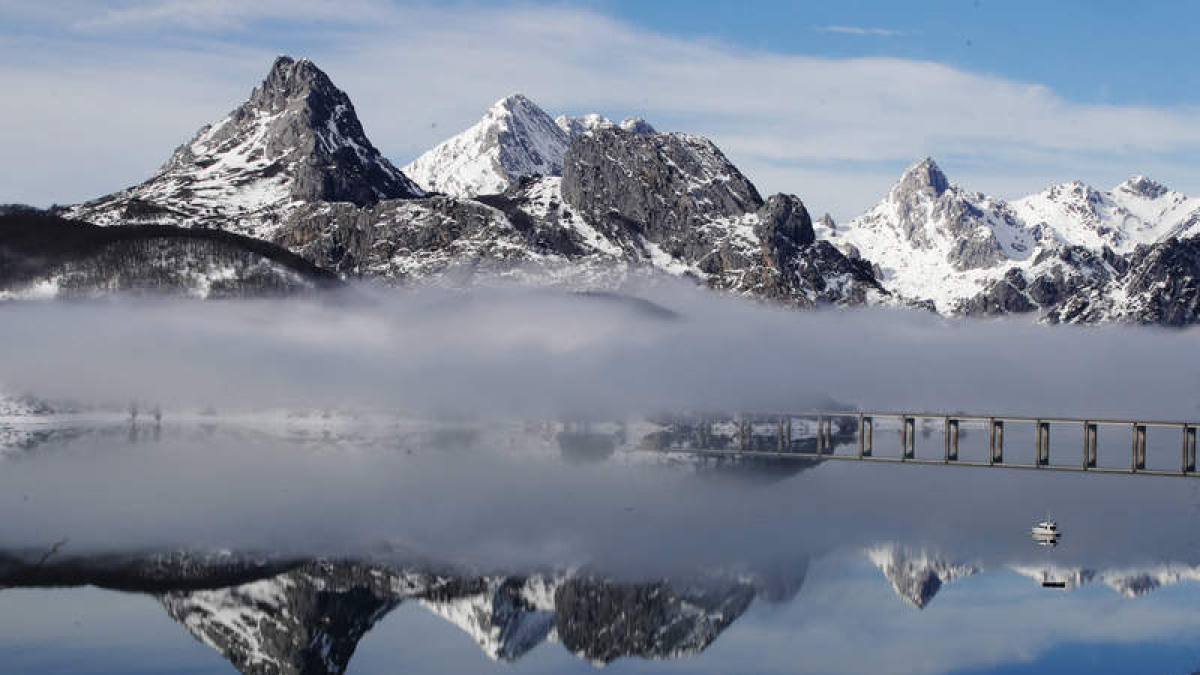 El pantano de Riaño refleja las monumentales montañas leonesas, agua y nieve como buenos recursos paisajísticos y de ocio. RAMIRO
