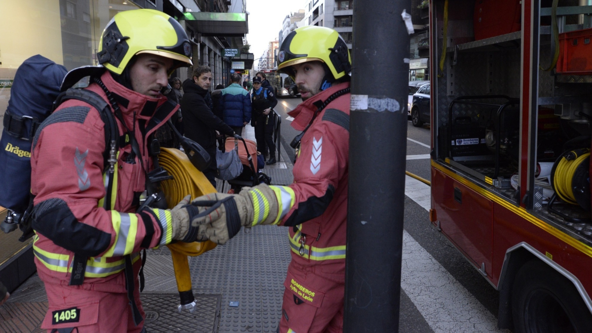 Los bomberos intervinieron en Padre Isla. MARÍA FUENTES