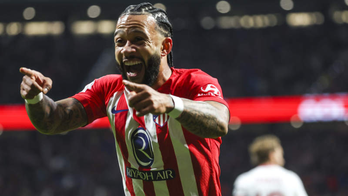 Memphis celebra el gol que clasifica al Atlético de Madrid para semifinales de la Copa. KIKO HUESCA