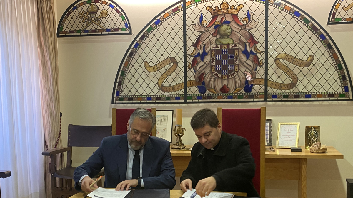 El presidente de las Cortes de Castilla y León Carlos Pollán y el abad Luis García firmando el convenio.