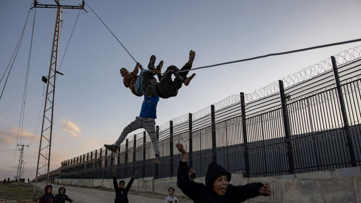 Niños palestinos juegan en un campo de refugiados en la franja de Gaza.