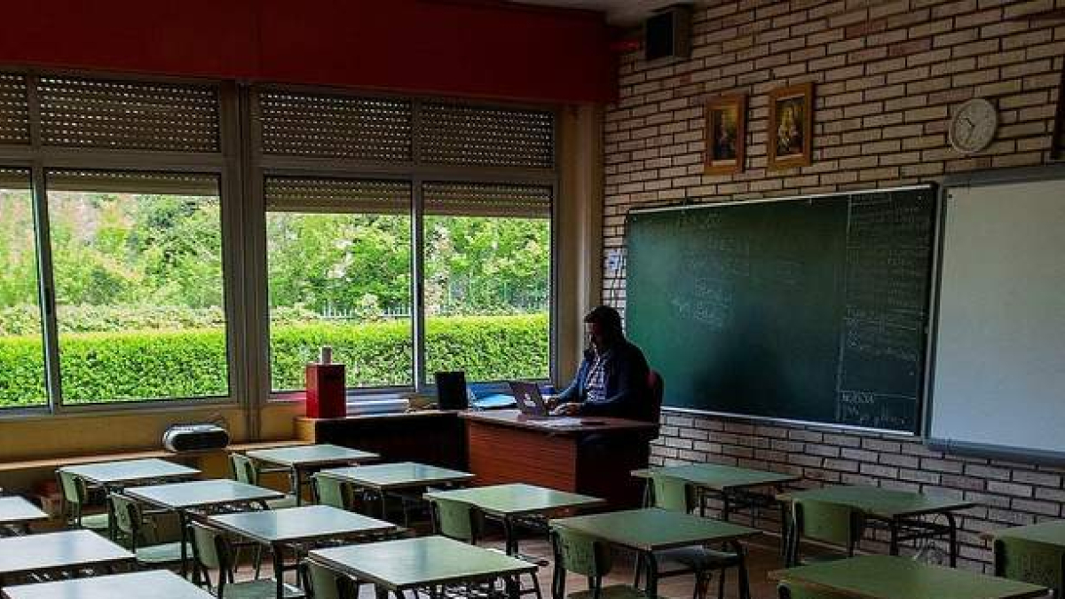 Un docente, en un aula a la espera de sus alumnos. PACO SANTAMARÍA