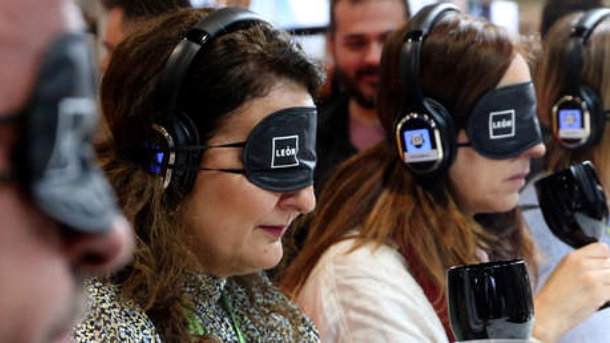 La DO León, que contó ayer con una segunda cata en la que exhibir us propuesta etnoturística, y cocholates Santocildes se exhibieron ayer en Ifema.  BENITO ORDÓÑEZ