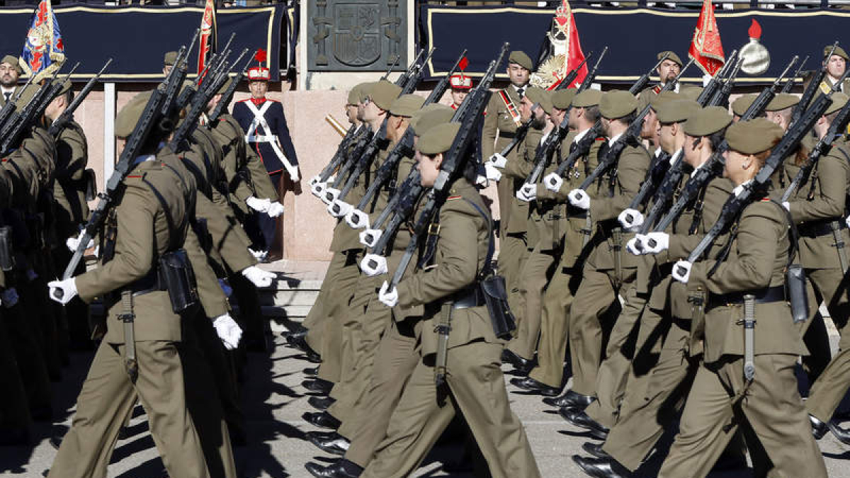 Militares en un desfile en Conde de Gazola.  MARCIANO PÉREZ