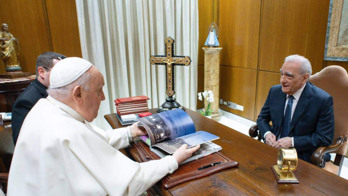 El papa Francisco y Martin Scorsese, durante la reunión mantenida ayer en el Vaticano.  VATICAN MEDIA