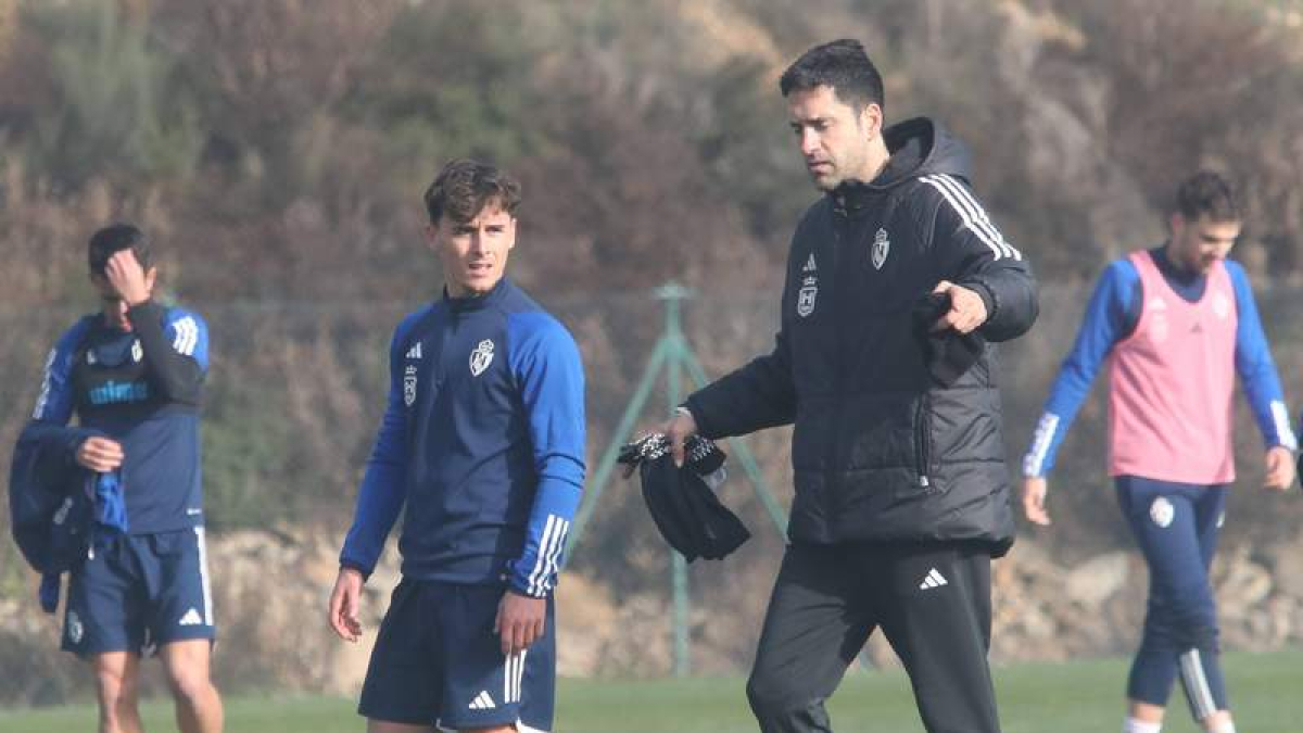 Yeray escucha atentamente las consignas de su nuevo técnico en la sesión de trabajo de ayer. DE LA MATA