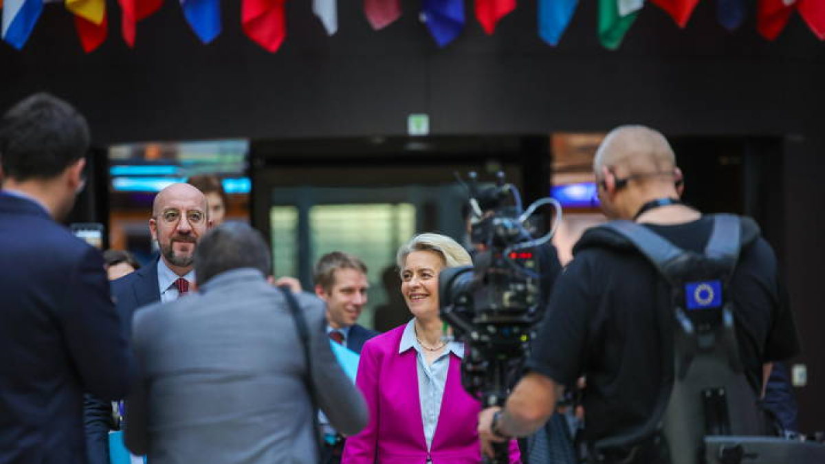 El presidente del Consejo, Charles Michel y la presidenta de la Comisión, Ursula von der Leyen. OLIVIER MATTHIS