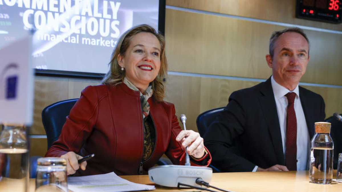 La presidenta, Nadia Calviño y el director general, Jean Laloux, durante la rueda de prensa.  ZIPI