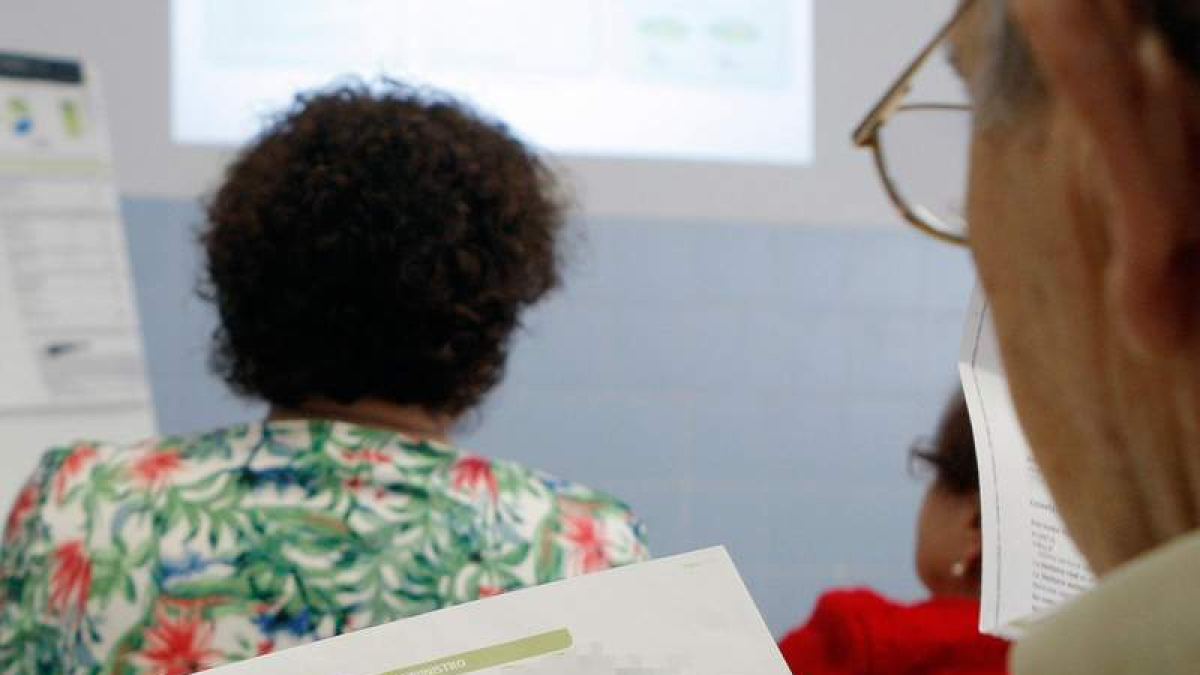 Dos ancianos miran la factura de la luz.  DL