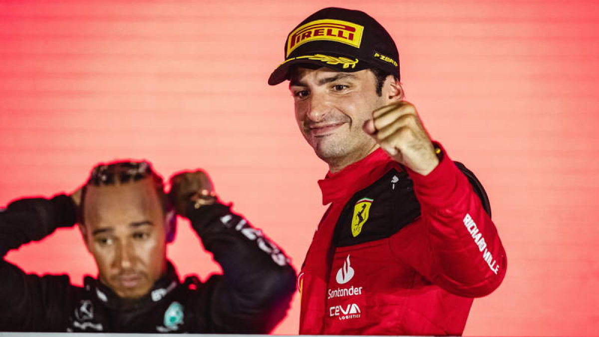 Hamilton y Sainz apuntan a un cambio de volante en 2025.  WHITE