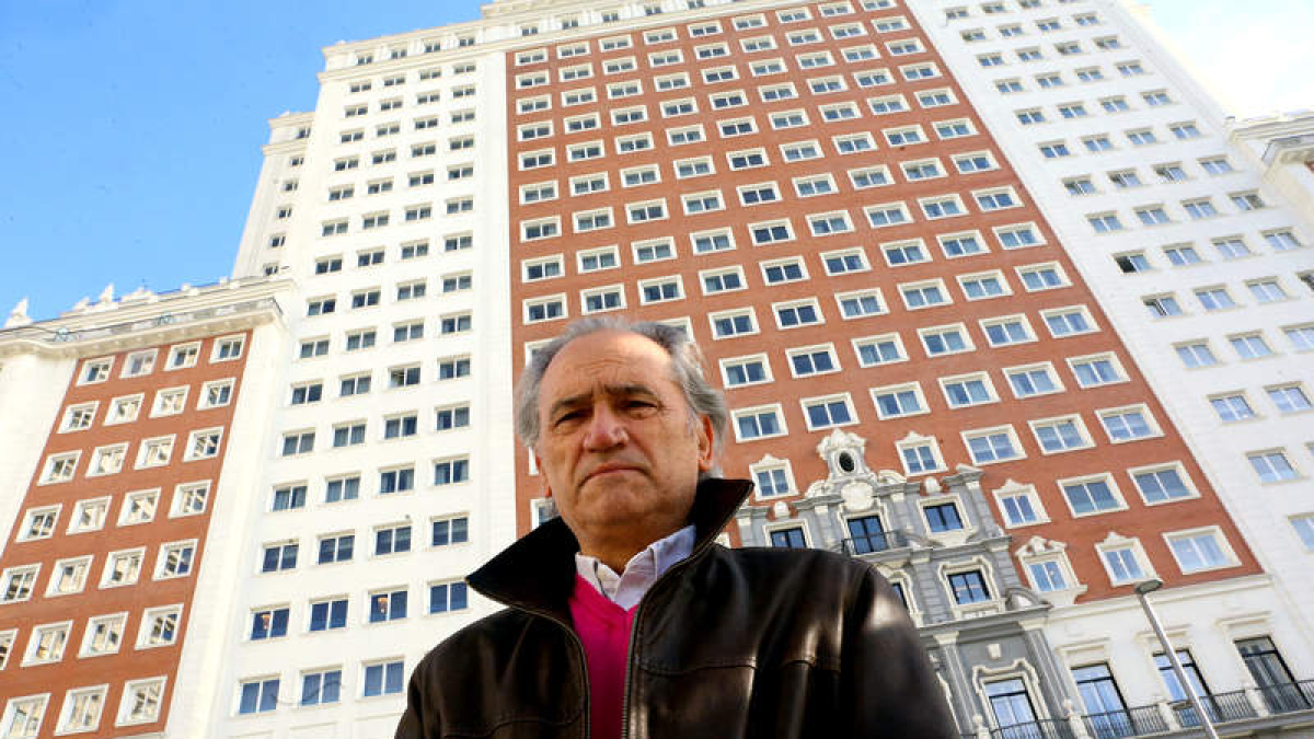Alfredo Álvarez (Sariegos, 1957) es profesor titular de la Universidad de Alcalá. En la imagen de abajo, durante la presentación del libro este pasado miércoles en la Casa de León en Madrid junto a José María Merino y Belén Molleda.