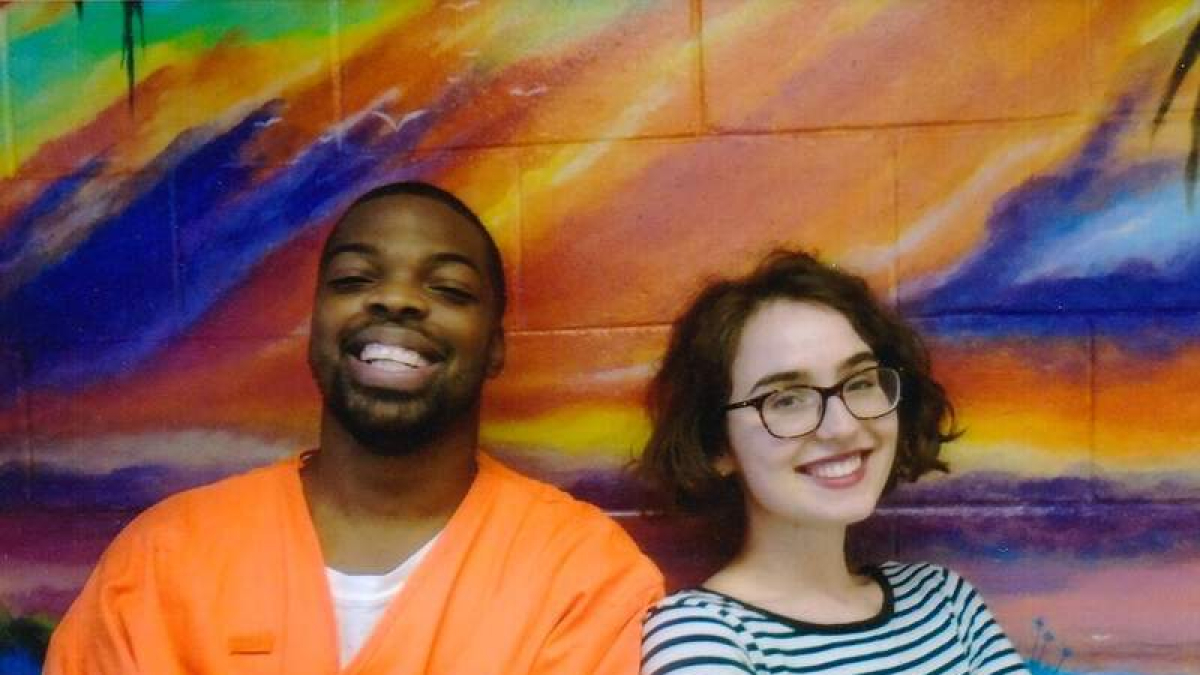 La autora junto a Renaldo McGirth en la prisión de Florida en la que está preso