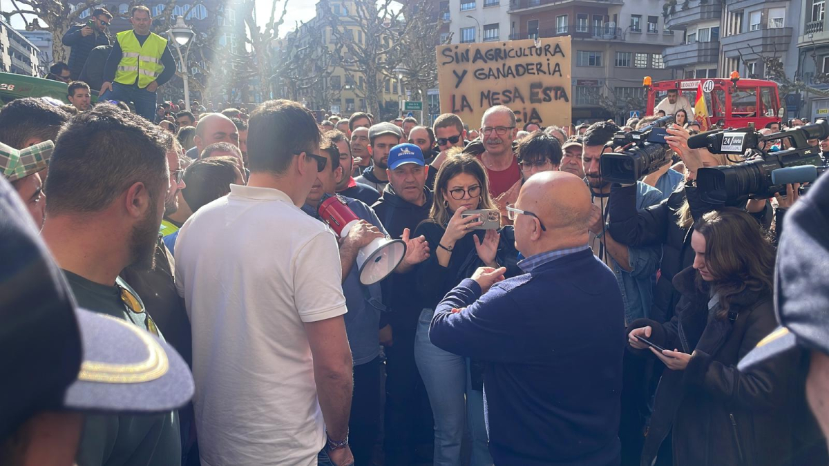 El subdelegado del Gobierno, Faustino Sánchez, escucha a los agricultores y ganaderos concentrados en la plaza de la Inmaculada.