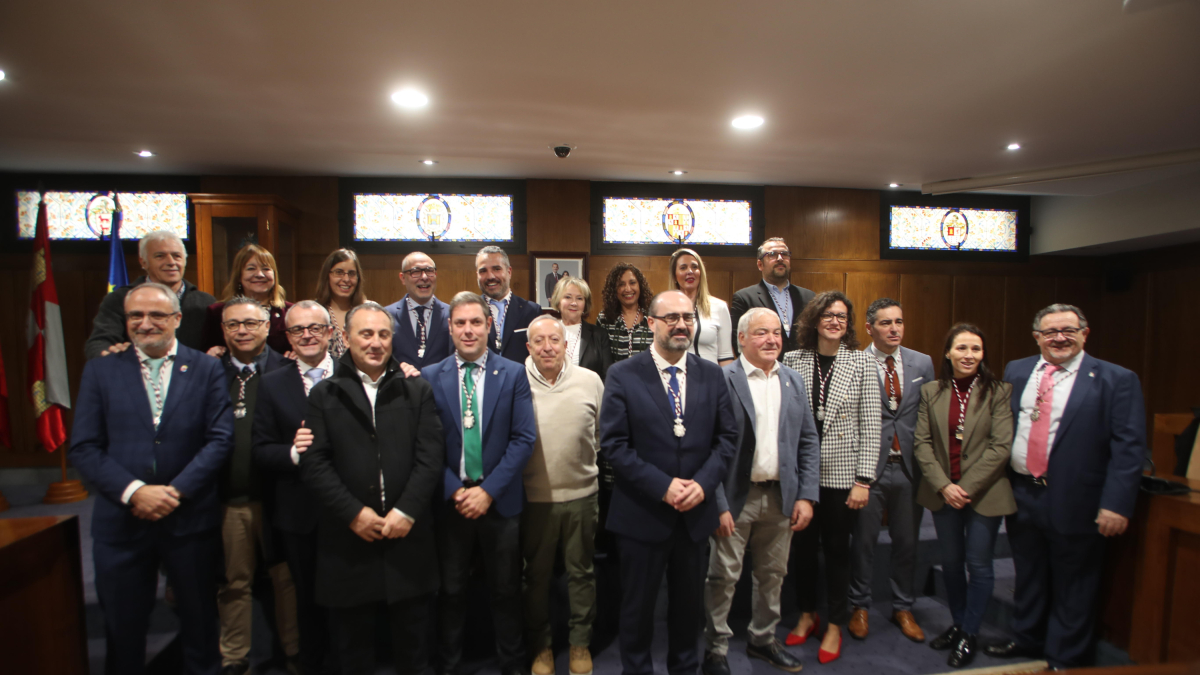 Foto de familia de la Corporación y los trabajadores que se jubilan en el Ayuntamiento. L. DE LA MATA
