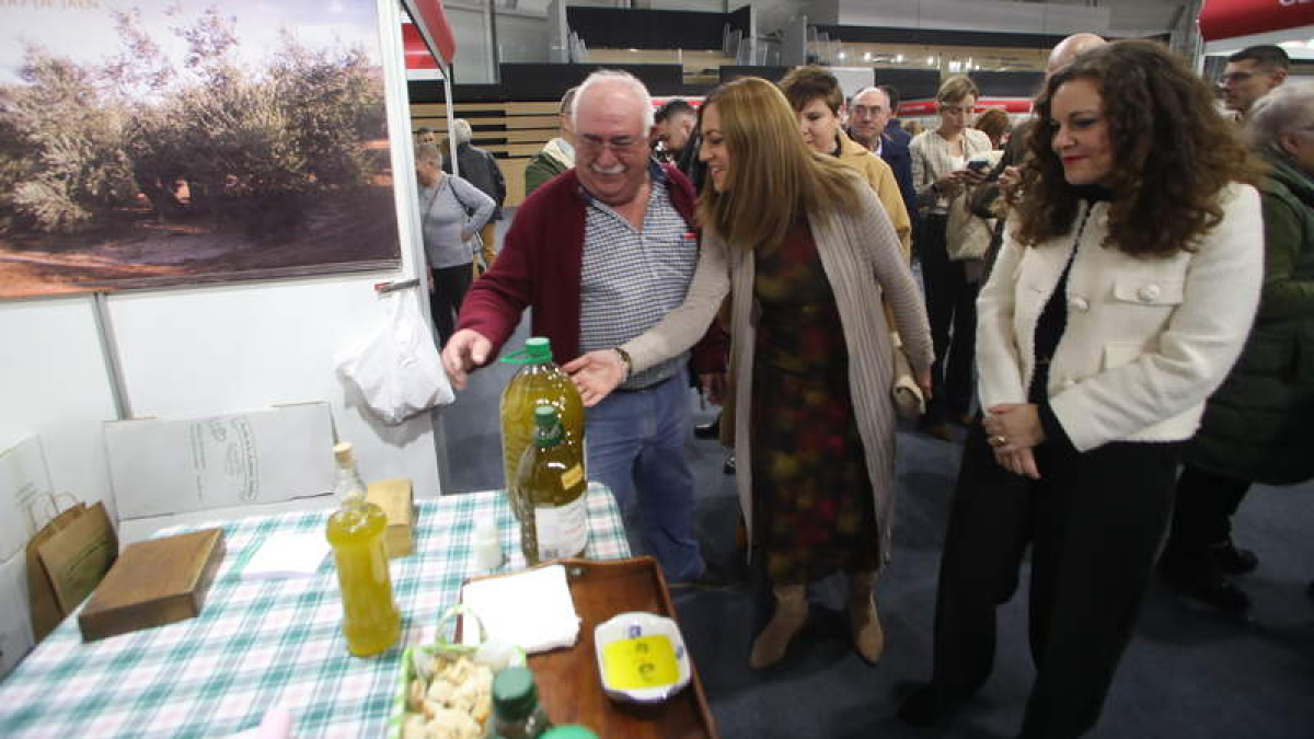 La Feria Agroalimentaria Villa de Bembibre abrió sus puertas en el Bembibre Arena. L. DE LA MATA