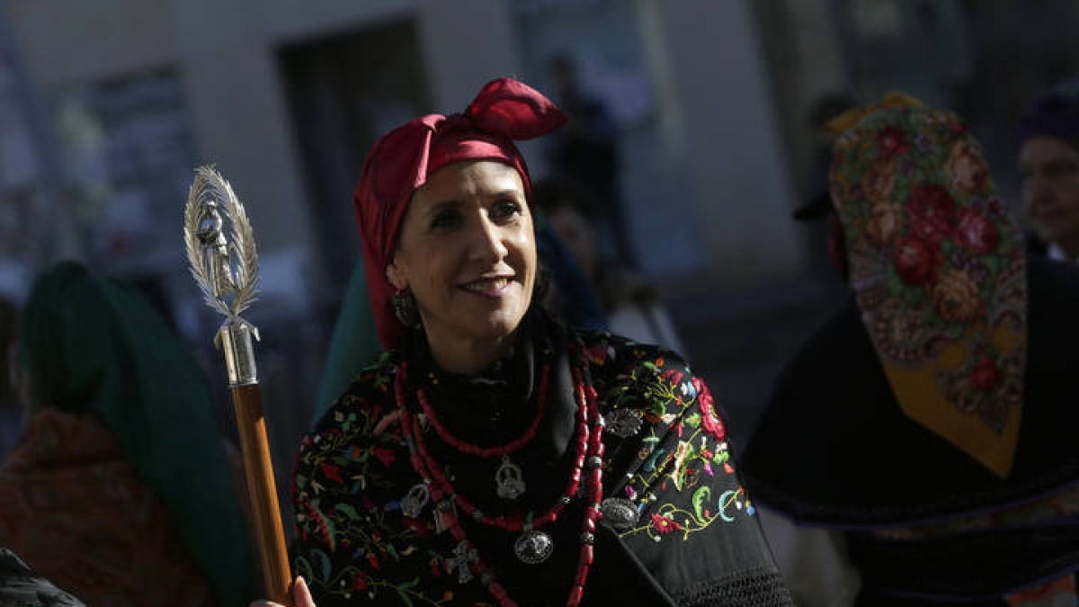 Lourdes Ramírez con el báculo de Águeda de Honor al entrar en San Marcelo.