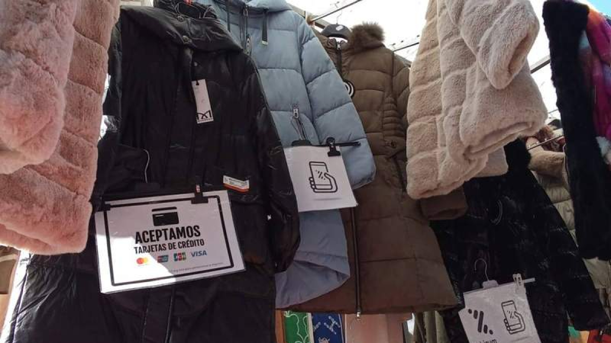Algunos puestos del Rastro están al día en las nuevas formas de pago. P.I.