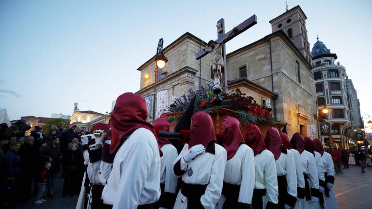 Uno de los pasos de la procesión del rosario. RAMIRO