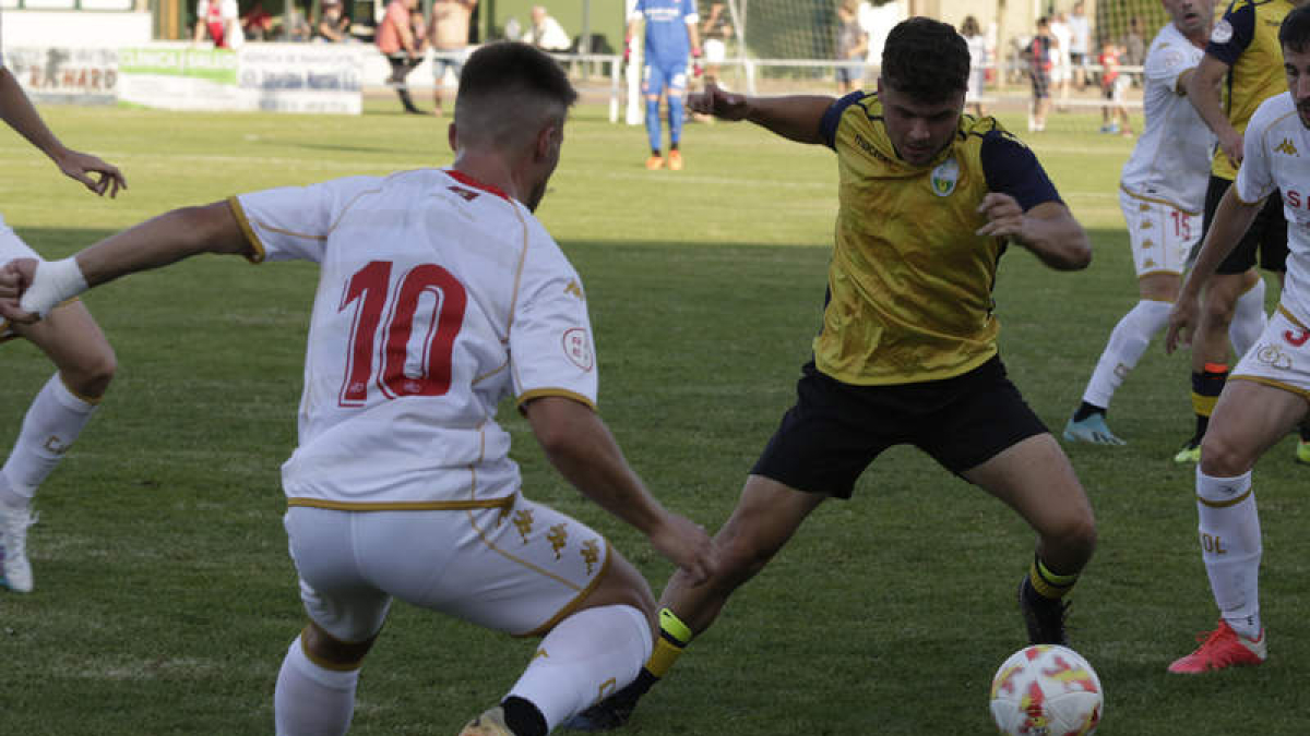 El CD La Virgen no pudo pasar del empate en su nuevo compromiso en Los Dominicos. FERNANDO OTERO