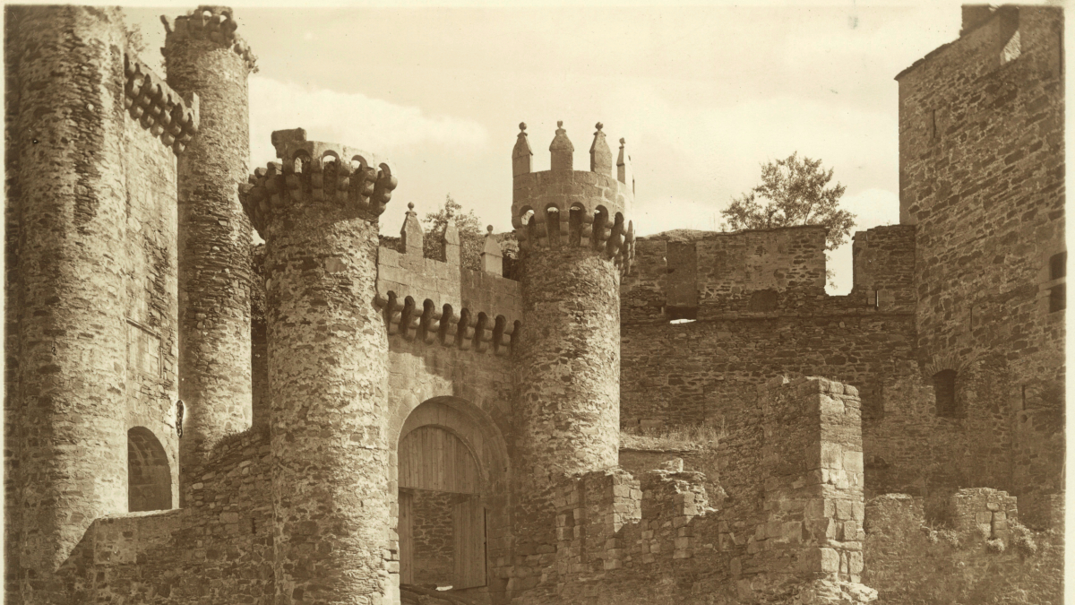 El Castillo de Ponferrada, fotografiado hace cien años por Winocio Testera.