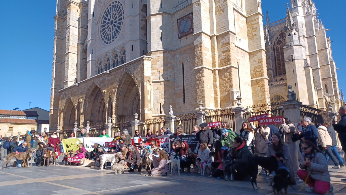 Protesta en León para acabar con la caza con perros